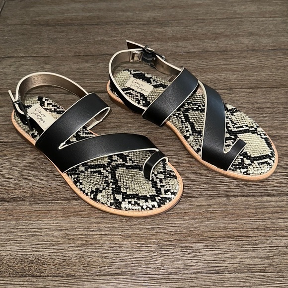 Crown Vintage Aaliya Sandal - Picture 1 of 7